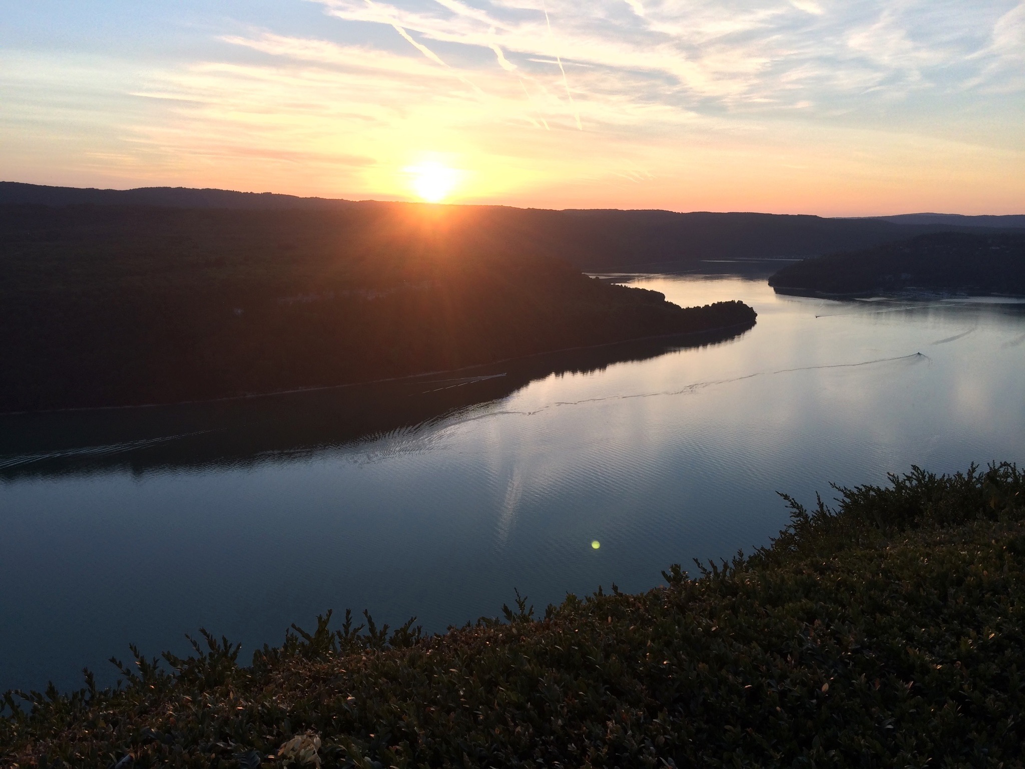 Zonsondergang bij een meer in de Jura